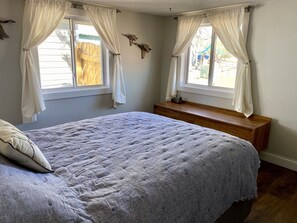 1 bedroom, bed sheets - Cabin by lake, pet friendly, quiet (Hot Springs)