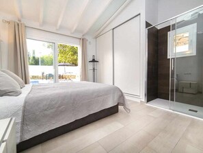 2 slaapkamers, een strijkplank/strijkijzer, reisbedje, gratis wifi