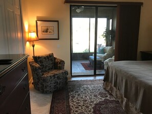 3 bedrooms, iron/ironing board, travel cot, free WiFi - Beautiful 3 bed 3 bath canal home with large lanai, heated pool and hot tub. (Cape Coral)