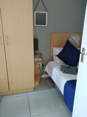 2 bedrooms, iron/ironing board, WiFi, bed sheets - Shuttle service to Disney World Orlando! (kissimmee)