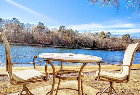 Speisen im Freien. Lakefront Casita