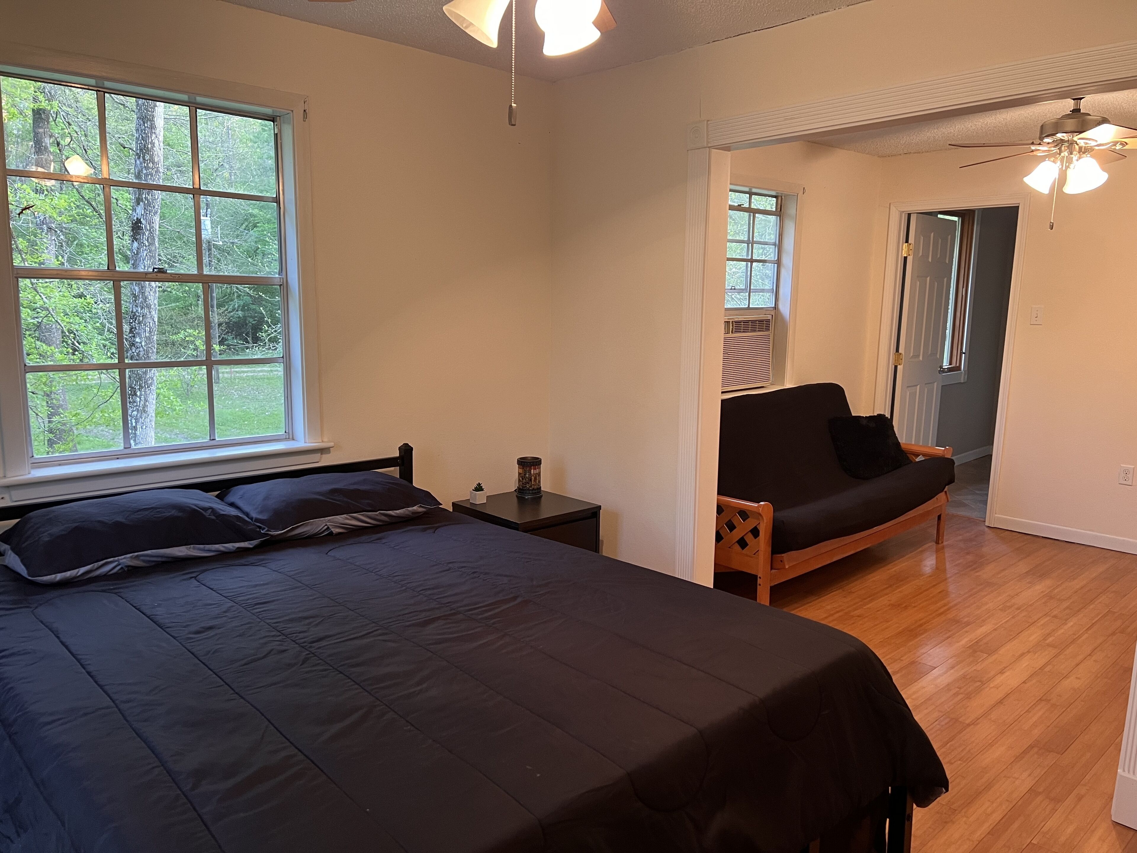 3 bedrooms, desk, iron/ironing board, bed sheets