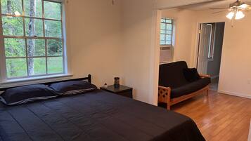 3 bedrooms, desk, iron/ironing board, bed sheets