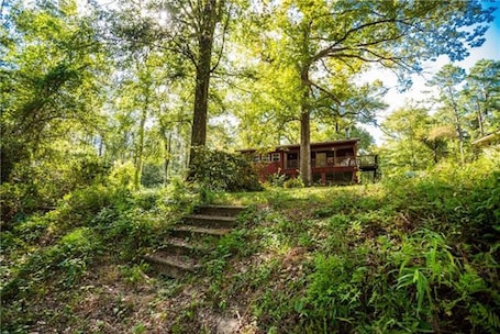 Exterior. Cozy Camp w/ fire pit, grill and waterfront view of river. Pet Friendly! Wifi!