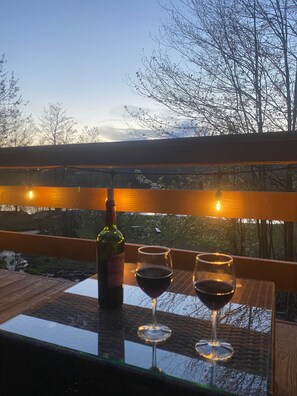 Outdoor dining - 5BR/2.5BA Lakefront w/hot tub, pool table, fire pit (White Haven)