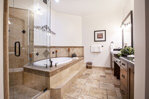 Condo | Phòng tắm | Bồn tắm và buồng tắm vòi sen riêng, khăn tắm 