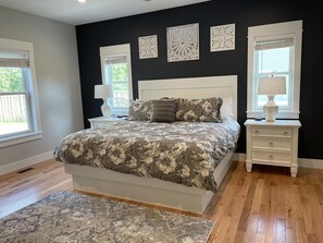 6 bedrooms, desk, iron/ironing board, WiFi - 6-bedroom vacation home just a 5-minute walk to Lake Michigan (South Haven)