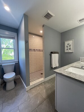Badewanne, Whirlpool, Haartrockner, Handtücher