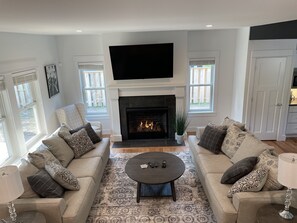 Smart TV, fireplace, ping pong, books - 6-bedroom vacation home just a 5-minute walk to Lake Michigan (South Haven)