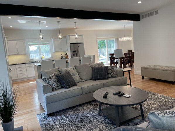 Smart TV, fireplace, ping pong, books