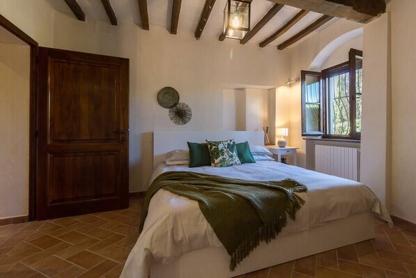 6 bedrooms, iron/ironing board, WiFi, bed sheets