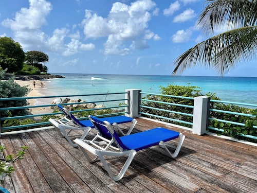 Beautiful Plumbago Villa - walk to everything!