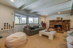 TV, fireplace, DVD player, stereo - Modern Mountain A-Frame, AC, Pet-Friendly (Lake Arrowhead)