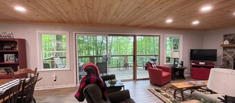 Mountain Resort Cabin with outdoor gas firepit, and mountain stream!