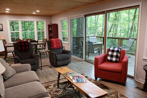 Smart TV, chimenea y libros 