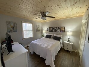 3 bedrooms, iron/ironing board, free WiFi, bed sheets - Mountain Resort Cabin with outdoor gas firepit, and mountain stream! (Sky Valley)