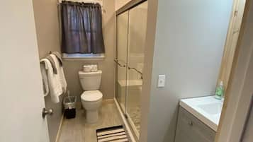 Combinazione doccia/vasca, vasca idromassaggio, asciugacapelli, bidet