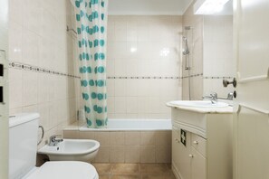 Badekar, hårføner og håndklær