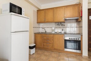 Fridge, microwave, oven, coffee/tea maker