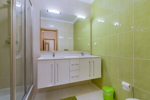 Badewanne, Haartrockner, Handtücher