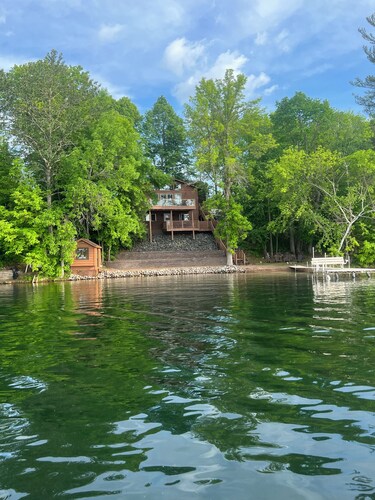 4br 2ba lake front escape, private beach and hot tub. Option for pontoon