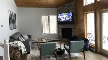 Smart TV, fireplace, books, stereo