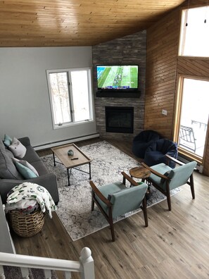 Smart TV, fireplace, books, stereo - 4br 2ba lake front escape, private beach and hot tub. Option for pontoon (Sturgeon Lake)