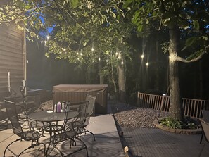 Outdoor dining - 4br 2ba lake front escape, private beach and hot tub. Option for pontoon (Sturgeon Lake)