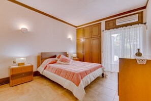 3 bedrooms, in-room safe, iron/ironing board, free WiFi