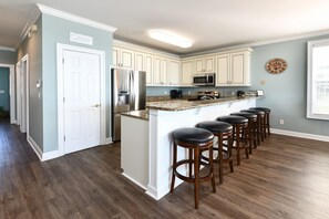 Kjøleskap, mikrobølgeovn, kokeplater og oppvaskmaskin