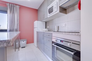 Kühlschrank, Mikrowelle, Ofen, Wasserkocher