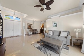 独立别墅 (Sea Renity) | 客厅 | 电视、DVD 播放器、办公室