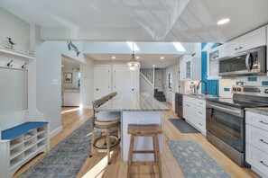 Een koelkast, een magnetron, een oven, een kookplaat