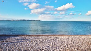 A pebble beach with a clear view of the sea and distant land. - Fantastic location in the harbour bowl (Brixham)