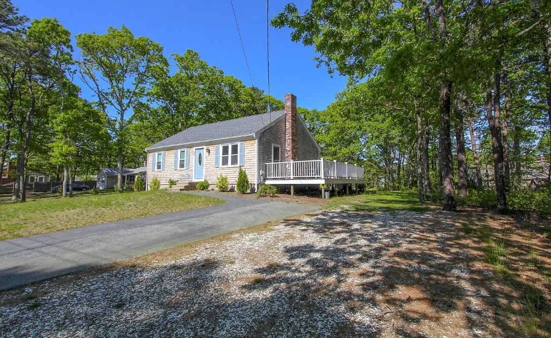 Less than a 10 minute drive to popular Dennis bayside beaches including Mayflower and Corporation!
