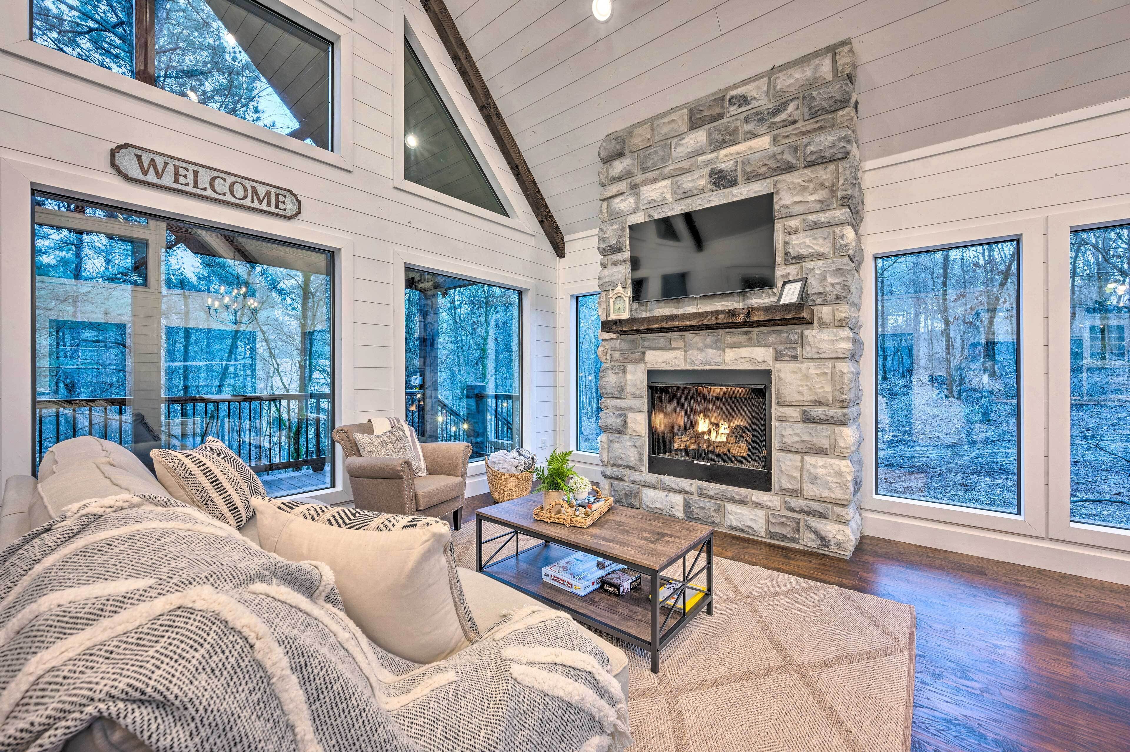 Modern Cabin w/ Hot Tub: 1 Mi from Hochatown!