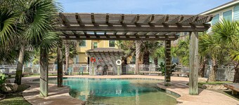 Shared Pool, Pet Friendly, 3 Mins to the Beach