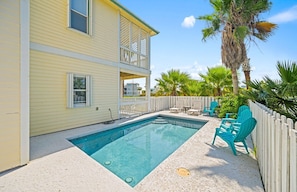 A heated pool - Heated Private Pool, Boardwalk and Golf Cart Included (Port Aransas)