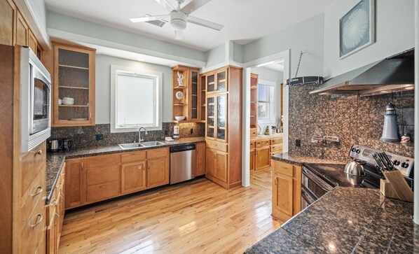 Fridge, microwave, stovetop, dishwasher