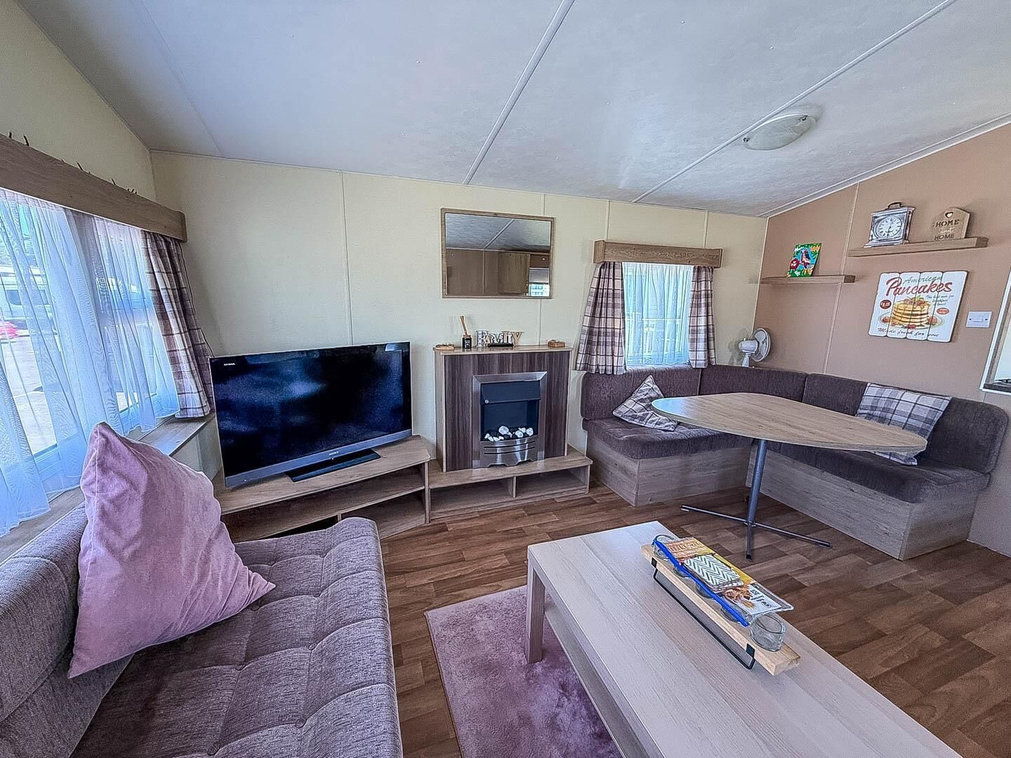 Superb 8 Berth Caravan Near Walton-on-the-naze In Essex Ref 17175p - Suffolk
