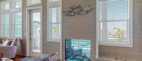 テレビ、暖炉、テレビゲーム