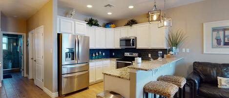 ثلاجة، ميكروويف، فرن، موقد طهي مسطح