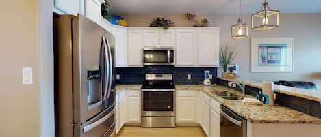 Refrigerador, microondas, horno, placa de cocina