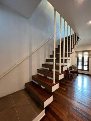 A staircase with wooden steps and white railings, leading to a landing with a view of the outdoors. - Airis Sanctuary Resort (Langkawi)