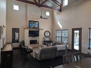 Smart TV, chimenea, reproductor de DVD, videoteca