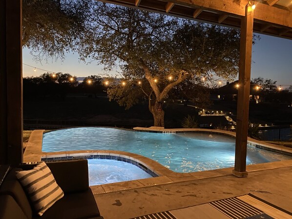 Una piscina al aire libre