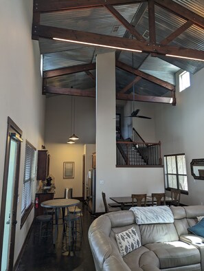 Smart TV, chimenea, reproductor de DVD, videoteca