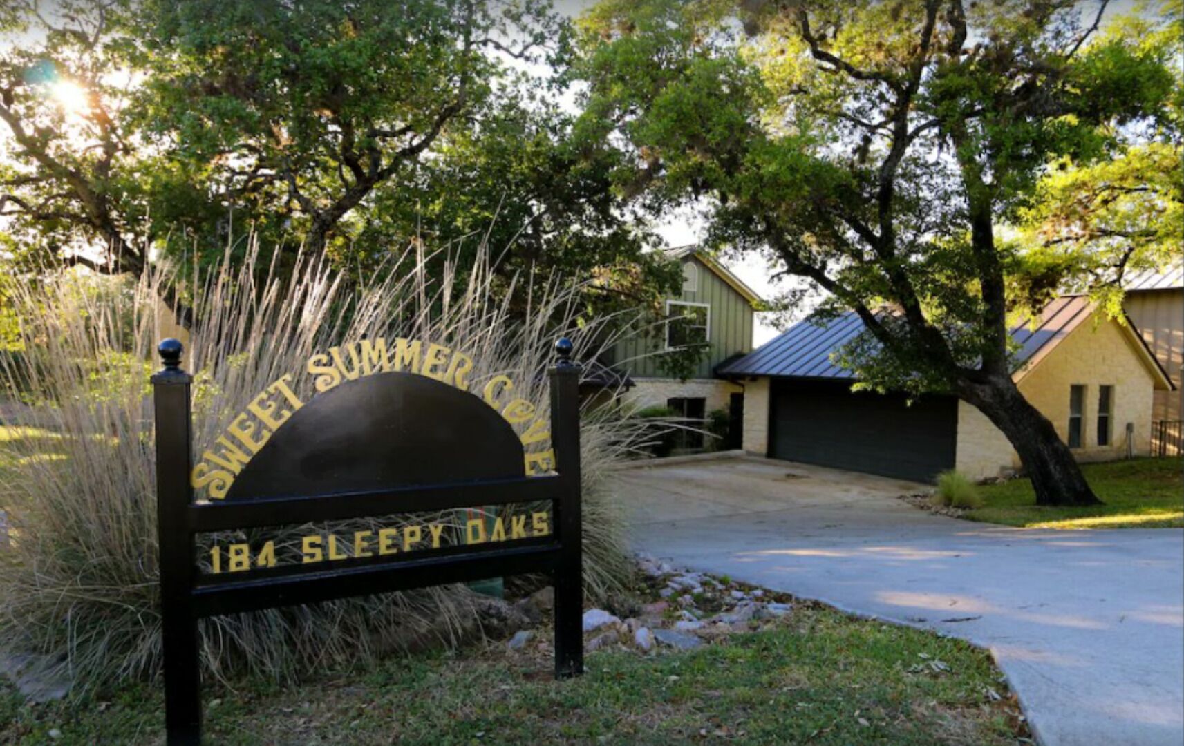 Un panneau indiquant l’emplacement de « Sweet Summer Cove », au 184, Sleepy Dais.