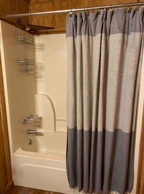 Towels, toilet paper - Rustic Retreat at Enid Lake (Oakland)