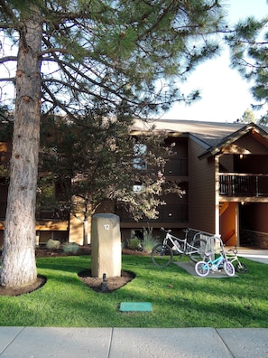 Residents can enjoy a balcony with a view of the surrounding area from the upper floor.